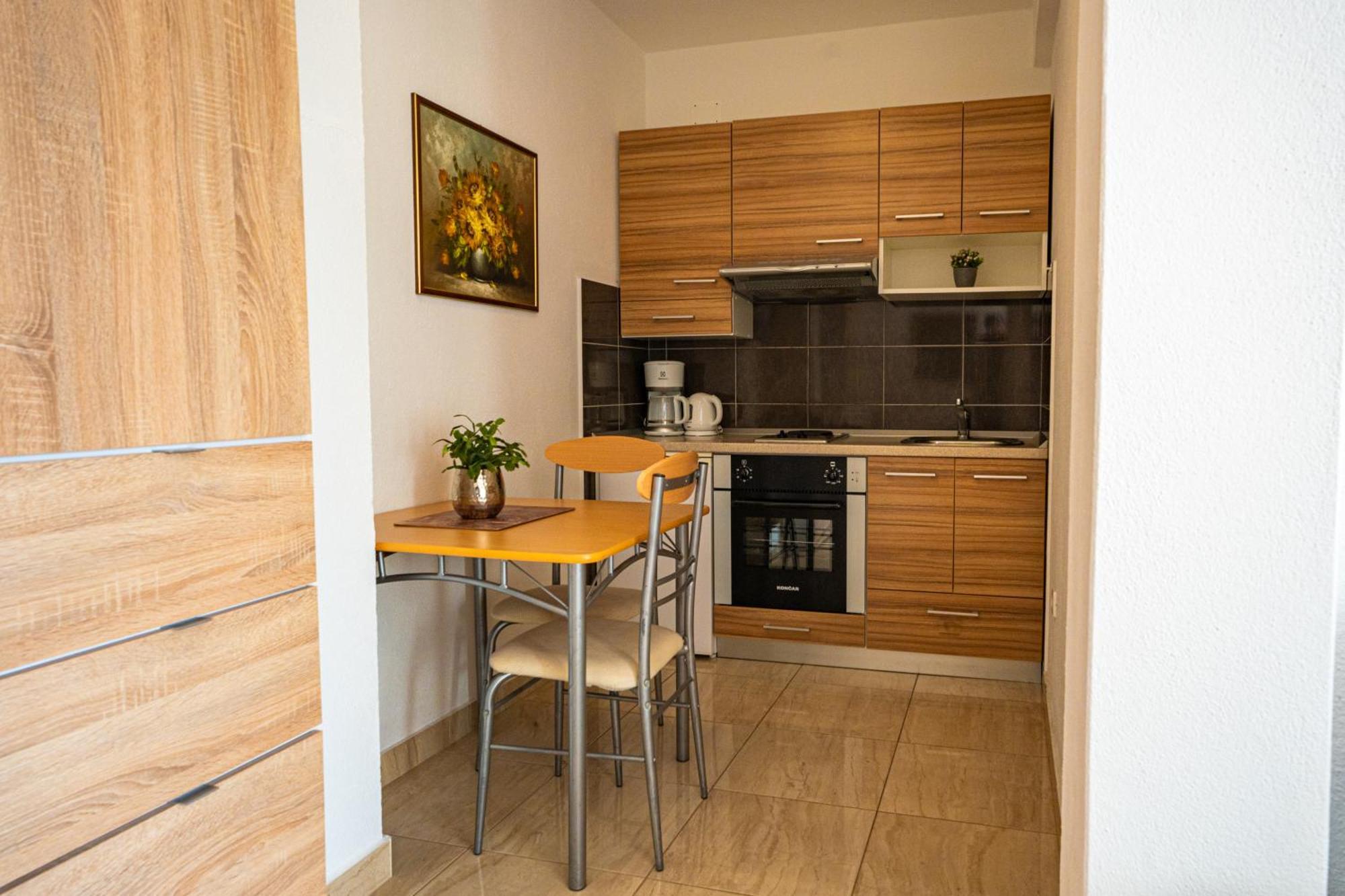 Apartmani Kremena Small Beach 200M Клек Екстериор снимка
