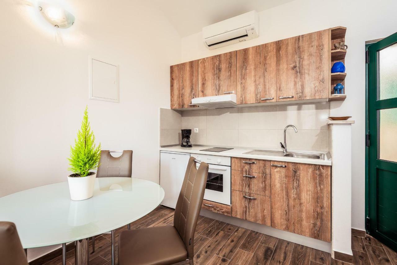 Apartmani Kremena Small Beach 200M Клек Екстериор снимка